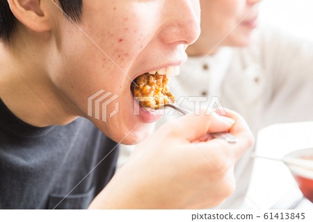 Men eating curry 61413845