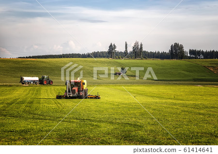 Application of manure Application of manure 61414641