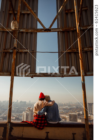 Lovelr young couple sitting together and looking at view of the city 61415623