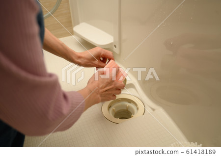 Bath cleaning woman faceless 61418189