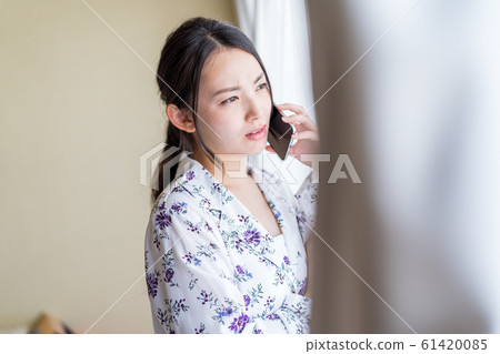 智能手機,肖像的年輕女子 智能手機,肖像的年輕女子 61420085