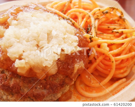 Hamburger and spaghetti 61420200