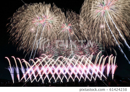 秋天的煙花覆蓋夜空 秋天的煙花覆蓋夜空 61424238