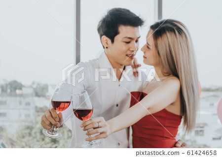 Young Asian couple celebrating new year together, 61424658