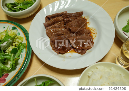 牛肉片加大蒜醬油烤 61424808