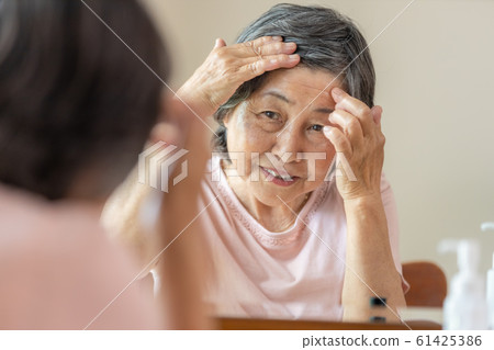 Senior woman makeup scene 61425386