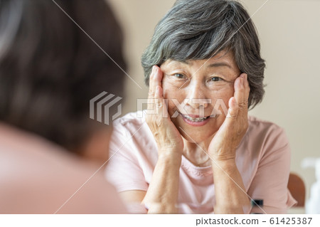 Senior woman makeup scene 61425387