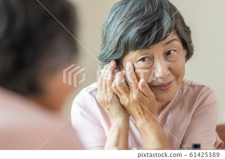 Senior woman makeup scene Senior woman makeup scene 61425389