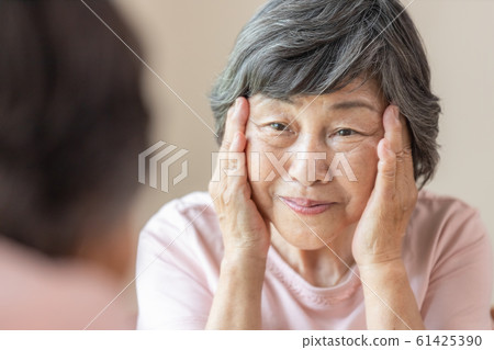 Senior woman makeup scene 61425390