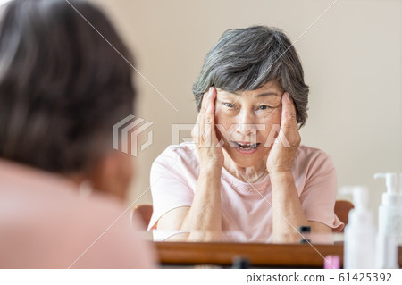 Senior woman makeup scene 61425392