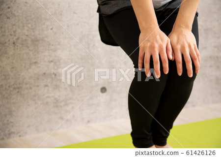 女人做膝蓋旋轉 女人做膝蓋旋轉 61426126