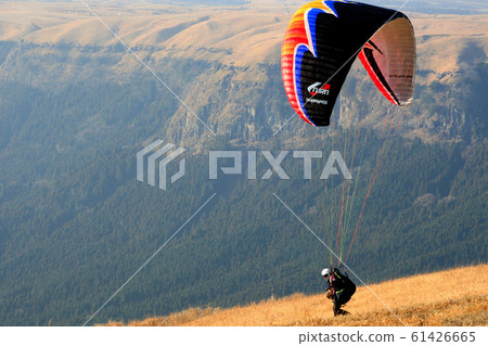 滑翔傘在天上飛翔和冬季麻生太郎的天空 61426665