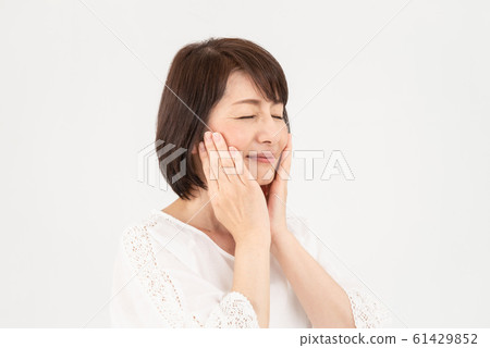 Senior woman skin care 61429852