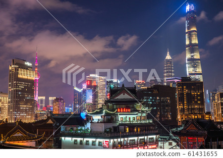 陸家嘴摩天大樓和豫園區的“上海” 陸家嘴摩天大樓和豫園區的“上海” 61431655