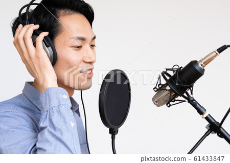 Young men (white background, vocals, microphone, recording, condenser microphone 61433847