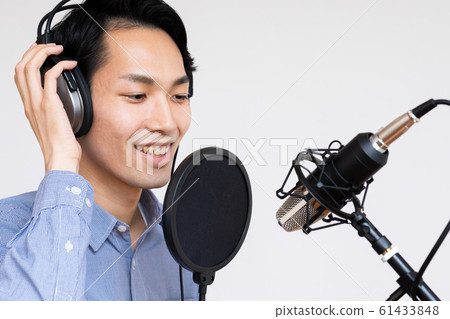 Young men (white background, vocals, microphone, recording, condenser microphone Young men (white background, vocals, microphone, recording, condenser microphone 61433848