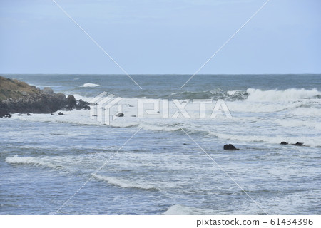 [Sakai City, Fukui Prefecture] The rough seas of Ninohama Beach in the Sea of Japan in winter 61434396