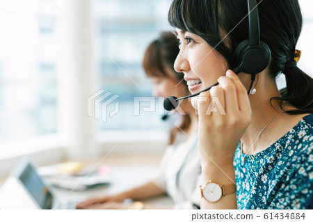 呼叫中心Terreope櫃檯女人 呼叫中心Terreope櫃檯女人 61434884