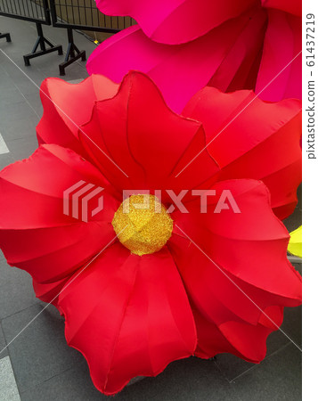 Large flowers represent the celebration of important festivals. Large flowers represent the celebration of important festivals. 61437219