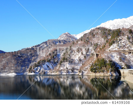 2018年11月下旬剩余小雪的黑部大壩 2018年11月下旬剩余小雪的黑部大壩 61439108