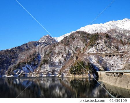 2018年11月下旬剩余小雪的黑部大壩 2018年11月下旬剩余小雪的黑部大壩 61439109