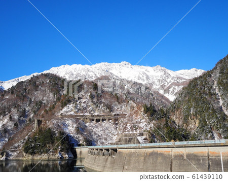 2018年11月下旬剩余小雪的黑部大壩 2018年11月下旬剩余小雪的黑部大壩 61439110