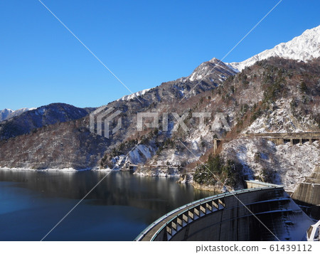 2018年11月下旬剩余小雪的黑部大壩 2018年11月下旬剩余小雪的黑部大壩 61439112