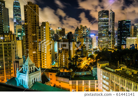 香港特別行政區的摩天大樓的夜景 61441141