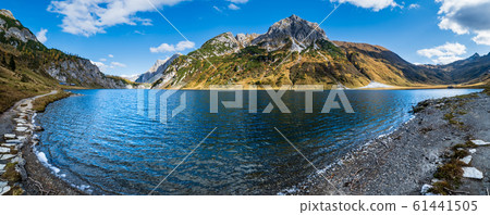 Sunny autumn alpine Tappenkarsee lake and rocky Sunny autumn alpine Tappenkarsee lake and rocky 61441505