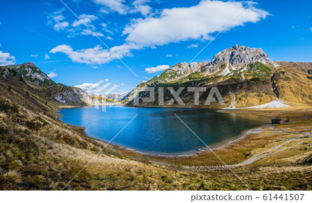Sunny autumn alpine Tappenkarsee lake and rocky Sunny autumn alpine Tappenkarsee lake and rocky 61441507