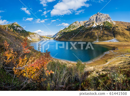 Sunny autumn alpine Tappenkarsee lake and rocky Sunny autumn alpine Tappenkarsee lake and rocky 61441508