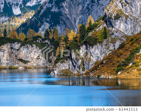 Sunny autumn alpine Tappenkarsee lake and rocky Sunny autumn alpine Tappenkarsee lake and rocky 61441513