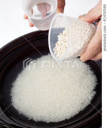 Preparation of rice with rice and rice cooked in clay pot Preparation of rice with rice and rice cooked in clay pot 61450566