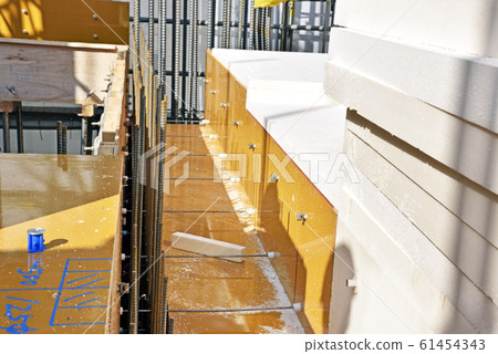 模板施工現場：澆築混凝土之前進行隔熱的地方 61454343