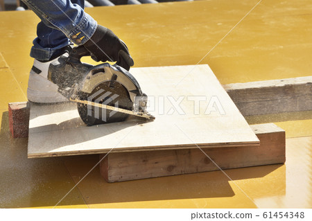 A panel is being processed with a circular saw 61454348