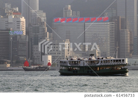 建築物前的星輪渡輪（前），發出中國國旗霓虹燈（左）維多利亞港觀光遊輪“ Aqualuna”在左 61456733