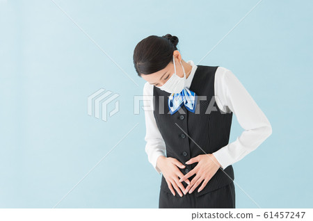 穿著辦公室衣服的女人患有腹痛 61457247