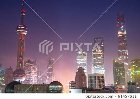 陸家嘴摩天大樓上外灘的“上海”黎明 陸家嘴摩天大樓上外灘的“上海”黎明 61457611