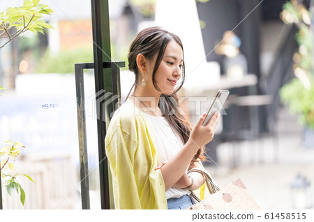 年輕的女人,購物,智能手機 年輕的女人,購物,智能手機 61458515
