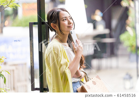 年輕的女人,購物,智能手機 年輕的女人,購物,智能手機 61458516