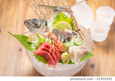 Sashimi platter and sake 61459392
