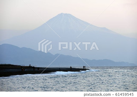 駿河灣和富士山清晨風光 61459545