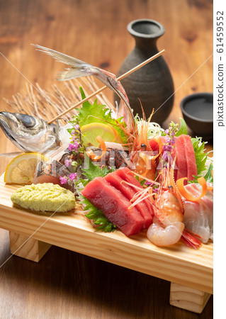 Sashimi platter and sake 61459552