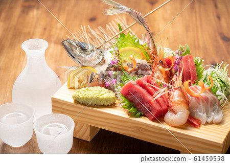 生魚片拼盤和清酒 生魚片拼盤和清酒 61459558