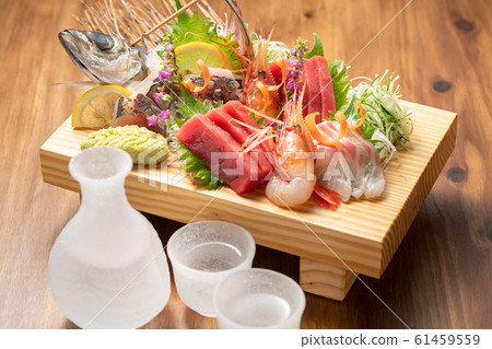 生魚片拼盤和清酒 生魚片拼盤和清酒 61459559