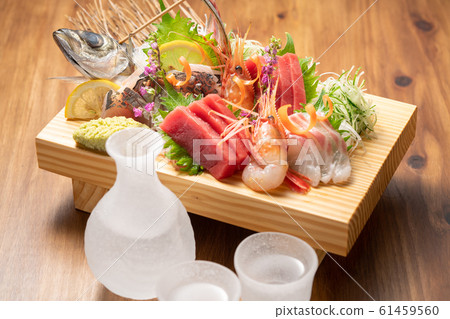 生魚片拼盤和清酒 生魚片拼盤和清酒 61459560