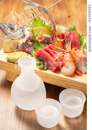 生魚片拼盤和清酒 生魚片拼盤和清酒 61459561
