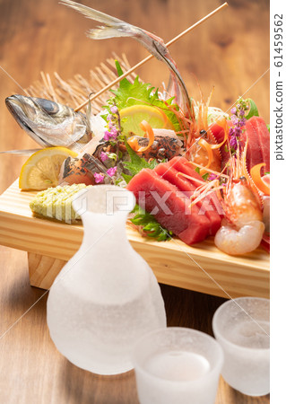 生魚片拼盤和清酒 生魚片拼盤和清酒 61459562