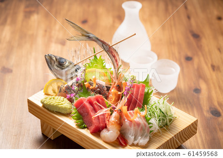 生魚片拼盤和清酒 61459568