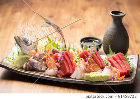 生魚片拼盤和清酒 生魚片拼盤和清酒 61459728